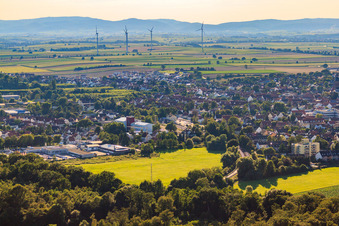 Künftiges Gewerbegebiet hinter der Bahnlinie in Kandel im Bundesland Rheinland-Pfalz, Deutschland