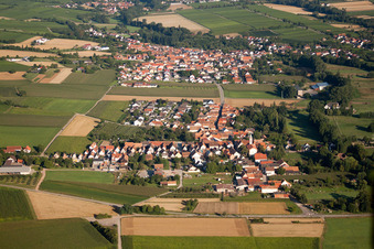 Luftaufnahme von Ortsansicht der Straßen und Häuser der Wohngebiete im Ortsteil Mühlhofen in Billigheim-Ingenheim im Bundesland Rheinland-Pfalz, Deutschland