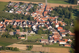 Oberdorfstraße mit prot. Kirche im Ortsteil Mühlhofen in Billigheim-Ingenheim im Bundesland Rheinland-Pfalz, Deutschland