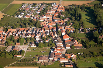 Luftbild von Oberdorfstraße mit prot. Kirche im Ortsteil Mühlhofen in Billigheim-Ingenheim im Bundesland Rheinland-Pfalz, Deutschland