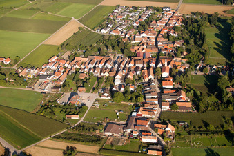 Luftaufnahme von Oberdorfstraße mit prot. Kirche im Ortsteil Mühlhofen in Billigheim-Ingenheim im Bundesland Rheinland-Pfalz, Deutschland