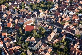 Luftbild von Ev. Martinskirche im Ortsteil Billigheim in Billigheim-Ingenheim im Bundesland Rheinland-Pfalz, Deutschland