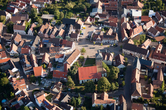 Luftaufnahme von Ev. Martinskirche im Ortsteil Billigheim in Billigheim-Ingenheim im Bundesland Rheinland-Pfalz, Deutschland