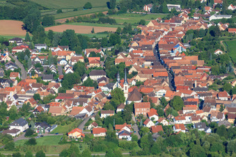 Hauptstraße von Osten in Göcklingen im Bundesland Rheinland-Pfalz, Deutschland
