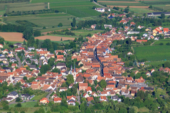 Luftbild von Hauptstraße von Osten in Göcklingen im Bundesland Rheinland-Pfalz, Deutschland
