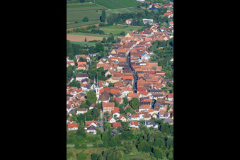 Luftaufnahme von Hauptstraße von Osten in Göcklingen im Bundesland Rheinland-Pfalz, Deutschland
