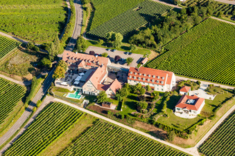 Gebäudekomplex der Hotelanlage Leinsweiler Hof in Leinsweiler im Bundesland Rheinland-Pfalz, Deutschland aus der Luft