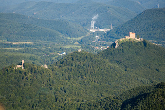 Burg Trifels im Ortsteil Bindersbach in Annweiler am Trifels im Bundesland Rheinland-Pfalz, Deutschland aus der Luft