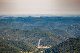 Blick bis hinter Landstuhl im Ortsteil Sarnstall in Annweiler am Trifels im Bundesland Rheinland-Pfalz, Deutschland