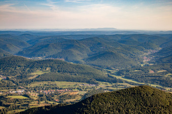 Blick bis zum Donnersberg im Ortsteil Queichhambach in Annweiler am Trifels im Bundesland Rheinland-Pfalz, Deutschland
