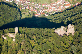Burgruinen Jungturm und 'Scharfeneck(Münz) in Leinsweiler im Bundesland Rheinland-Pfalz, Deutschland