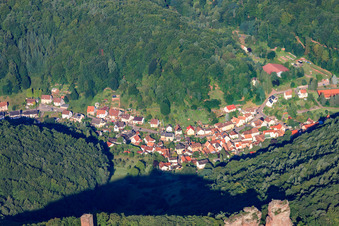 Blick aus Osten von der Ruine Scharfenberg ins Dorf im Ortsteil Bindersbach in Annweiler am Trifels im Bundesland Rheinland-Pfalz, Deutschland