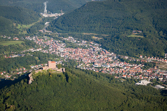 Burg Trifels in Annweiler am Trifels im Bundesland Rheinland-Pfalz, Deutschland aus der Vogelperspektive