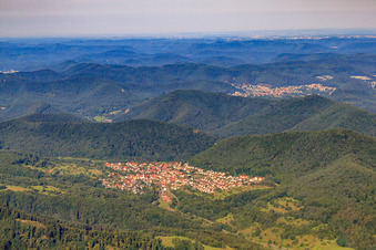 Dorf im Pfälzerwald von Osten in Wernersberg im Bundesland Rheinland-Pfalz, Deutschland