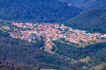 Luftbild von Dorf im Pfälzerwald von Osten in Wernersberg im Bundesland Rheinland-Pfalz, Deutschland