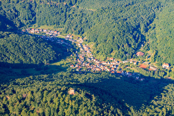 Blick aus Osten von der Ruine Münz ins Dorf im Ortsteil Bindersbach in Annweiler am Trifels im Bundesland Rheinland-Pfalz, Deutschland