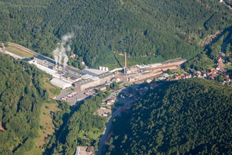 Schrägluftbild von Kartonfabrik Buchmann GmbH im Ortsteil Sarnstall in Annweiler am Trifels im Bundesland Rheinland-Pfalz, Deutschland