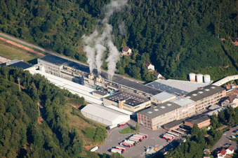 Kartonfabrik Buchmann GmbH im Ortsteil Sarnstall in Annweiler am Trifels im Bundesland Rheinland-Pfalz, Deutschland von oben