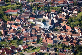 Luftaufnahme von Kirche St. Cyriakus im Ortsteil Gossersweiler in Gossersweiler-Stein im Bundesland Rheinland-Pfalz, Deutschland