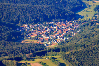 Dorf im Pfälzerwald von Nordosten in Vorderweidenthal im Bundesland Rheinland-Pfalz, Deutschland