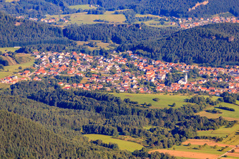 Dorf im Pfälzerwald von Südosten in Busenberg im Bundesland Rheinland-Pfalz, Deutschland