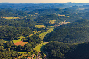 Dorf im Erlenbachtal von Süden in Vorderweidenthal im Bundesland Rheinland-Pfalz, Deutschland