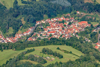Dorf im Wieslautertal von Osten in Bundenthal im Bundesland Rheinland-Pfalz, Deutschland