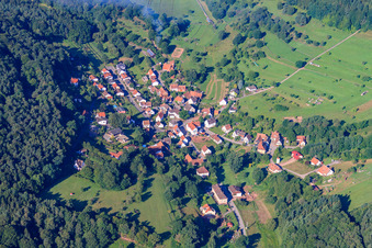 Dorf im Litschbachtal von Nordosten in Nothweiler im Bundesland Rheinland-Pfalz, Deutschland