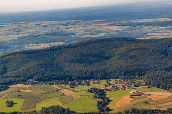 Drohnenbild von Wingen im Bundesland Bas-Rhin, Frankreich
