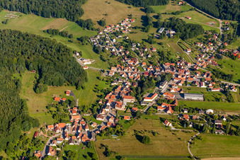 Dorf - Ansicht am Rande von landwirtschaftlichen Feldern und Nutzflächen in Climbach in Grand Est im Bundesland Bas-Rhin, Frankreich