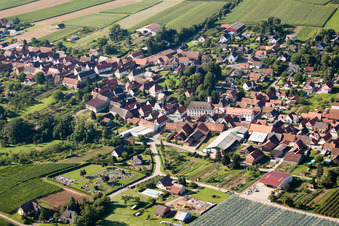 Drohnenbild von Oberhoffen-lès-Wissembourg im Bundesland Bas-Rhin, Frankreich