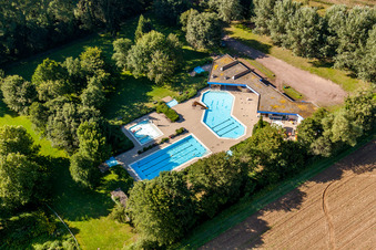 Schwimmbecken des Freibades Waldfreibad in Steinfeld im Bundesland Rheinland-Pfalz, Deutschland