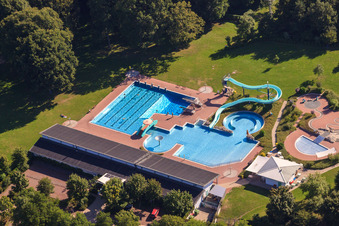 Schrägluftbild von Waldschwimmbad Kandel im Bundesland Rheinland-Pfalz, Deutschland