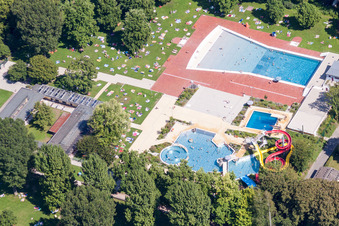 Luftbild von Badegäste auf den Liegewiesen am Schwimmbecken des Freibades Rheinstrandbad Rappenwört am Rhein im Ortsteil Daxlanden in Karlsruhe im Bundesland Baden-Württemberg, Deutschland