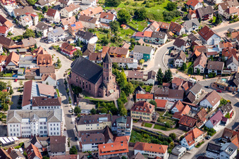Kirchengebäude von St. Cyriak im Altstadt- Zentrum der Innenstadt in Malsch im Bundesland Baden-Württemberg, Deutschland