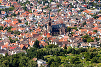 Kirchengebäude der Maria Königin der Engel im Altstadt- Zentrum der Innenstadt in Muggensturm im Bundesland Baden-Württemberg, Deutschland
