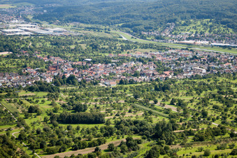 Ortsansicht der Straßen und Häuser der Wohngebiete im Ortsteil Oberndorf in Kuppenheim im Bundesland Baden-Württemberg, Deutschland