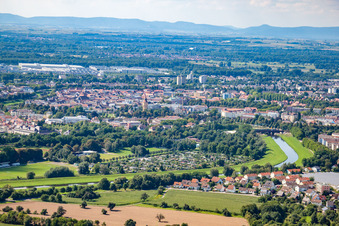 Verlauf der Murg und Schrebergartenanlage Schwalbenrain in Rastatt im Bundesland Baden-Württemberg, Deutschland