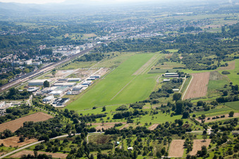Segelflug- Gelände auf dem Flugplatz der Baden-Oos im Ortsteil Oos in Baden-Baden im Bundesland Baden-Württemberg, Deutschland