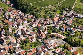 Kirchengebäude im Dorfkern im Ortsteil Eisental in Bühl im Bundesland Baden-Württemberg, Deutschland