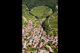Dorf - Ansicht am Rande von Weinbergen und Waldflächen im Ortsteil Eisental in Bühl im Bundesland Baden-Württemberg, Deutschland
