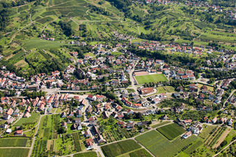 Ortsansicht der Straßen und Häuser der Wohngebiete im Ortsteil Altschweier in Bühl im Bundesland Baden-Württemberg, Deutschland