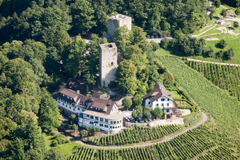 Ruine und Mauerreste der ehemaligen Burganlage und Feste Alt-Windeck in Bühl im Ortsteil Riegel im Bundesland Baden-Württemberg, Deutschland