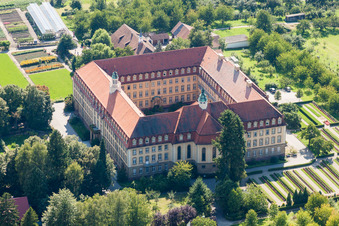 Luftbild von Gebäudekomplex des Klosters Kloster der Franziskanerinnen Erlenbad e.V. im Ortsteil Obersasbach in Sasbach im Bundesland Baden-Württemberg, Deutschland