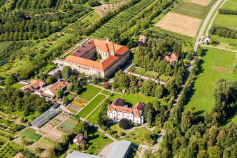 Schrägluftbild von Gebäudekomplex des Klosters Kloster der Franziskanerinnen Erlenbad e.V. im Ortsteil Obersasbach in Sasbach im Bundesland Baden-Württemberg, Deutschland