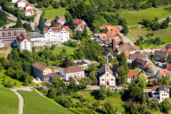 Kirchengebäude im Dorfkern in Sasbachwalden im Bundesland Baden-Württemberg, Deutschland