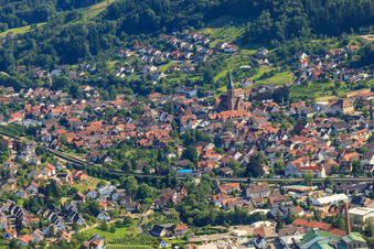 St. Nikolaus über der Eisenbahnlinie in Kappelrodeck im Bundesland Baden-Württemberg, Deutschland