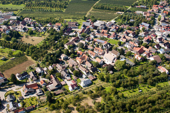 Renchtalstraße mit Kirche St. Roman im Ortsteil Mösbach in Achern im Bundesland Baden-Württemberg, Deutschland