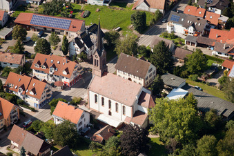 Luftbild von Kirchengebäude im Dorfkern im Ortsteil Mösbach in Achern im Bundesland Baden-Württemberg, Deutschland