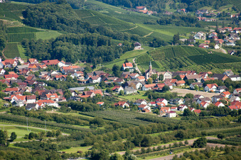 Ortsmitte aus Nordwesten mit Kirche St. Aloisius im Ortsteil Haslach in Oberkirch im Bundesland Baden-Württemberg, Deutschland